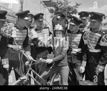 Prove generali per la Tappep NATO ad Arnhem. Ragazzo tra granatieri Data: 11 luglio 1960 luogo: Arnhem Parole Chiave: Bambini, soldati, prove, taptoes Foto Stock