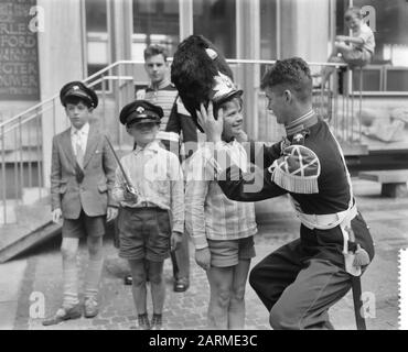 Prove generali per la NATO Tappoep ad Arnhem, ragazzo può calzare cappello di granatiere Data: 11 Luglio 1960 luogo: Arnhem Parole Chiave: Headgear, bambini, militare, tapies : Bilsen, Joop van/Anefo Foto Stock