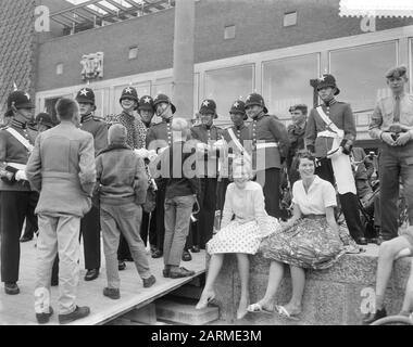 Prove generali per la NATO Tappoep ad Arnhem, interesse dei bambini Data: 11 luglio 1960 luogo: Arnhem Parole Chiave: Bambini, prove, tapies Foto Stock