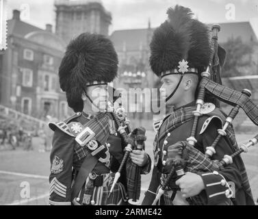 Prove generali per la NATO Tappoep ad Arnhem, due scozzesi [uomo a destra con cornamusa] del reggimento Black Watch (Scottish Highlanders) in conversazione Data: 11 Luglio 1960 luogo: Arnhem Parole Chiave: Conversazioni, soldati, musica, prove, taptoes Foto Stock