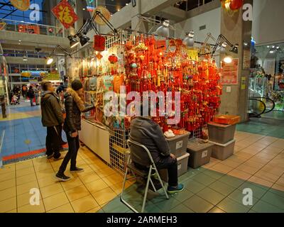 Venditore che vende il fascino cinese della buona fortuna alle celebrazioni del nuovo anno cinese 2020, International Village Mall, Chinatown, Vancouver, BC, Canada Foto Stock