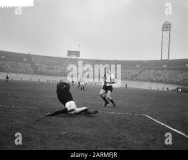 DWSA vs Feyenoord 1-1, Moulijn in duello con portiere Jongbloed Data: 20 novembre 1960 Località: Amsterdam, Noord-Holland Parole Chiave: Sport, football Nome del personale: Jongbloed, Jan, Moulijn, Coen Nome dell'istituzione: Feyenoord Foto Stock