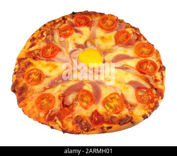 Pizza con uova e pancetta con pomodoro e formaggio isolato su sfondo bianco Foto Stock