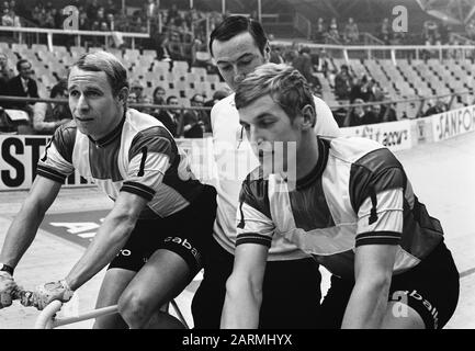 Quarto Amsterdam In bicicletta Per Sei giorni in RAI. Freddy Eugen, Destra Leo Duyndam Data: 11 Dicembre 1969 Parole Chiave: Ciclismo Nome Personale: Duyndam, Leo, Freddy Eugen Foto Stock