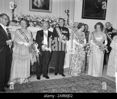 Cena di gala presso l'Ambasciata d'Austria. Queen Juliana, Scharf, Dr. G. Afush E Prins Bernhard Data: 18 Maggio 1961 Parole Chiave: Gala Diners Nome Personale: Bernhard (Prince Netherlands), Dr. G. Afush, Juliana (Queen Netherlands) Foto Stock