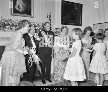 Cena di gala presso l'Ambasciata d'Austria. Queen Juliana, Scharf, Dr. G. Afush E Prins Bernhard Data: 18 Maggio 1961 Parole Chiave: Gala Diners Nome Personale: Bernhard (Prince Netherlands), Dr. G. Afush, Juliana (Queen Netherlands) Foto Stock
