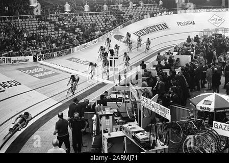 Quarto Amsterdam In bicicletta Per Sei giorni in RAI. Ciclisti in azione in pista Data: 11 dicembre 1969 Parole Chiave: Ciclismo Impostazione nome: Rai Foto Stock