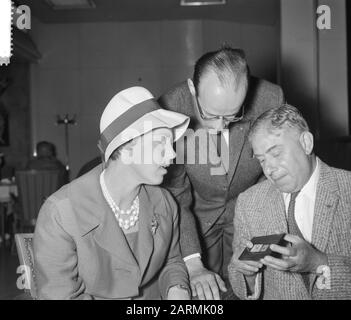 Sette milioni di fiorini all'aeroporto di Schiphol. Signora Boesman, Jhr. Six En Goodkind Data: 3 Agosto 1961 Luogo: Noord-Holland, Schiphol Parole Chiave: Postems Nome Personale: Jhr. Sei Foto Stock