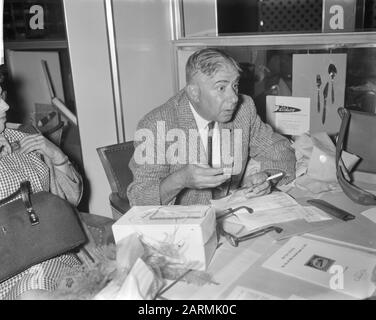 Sette milioni di fiorini all'aeroporto di Schiphol. Sig. Hr. Henry M. Goodkind Data: 3 Agosto 1961 Luogo: Noord-Holland, Schiphol Parole Chiave: Francobolli Nome Personale: Hr. Henry M. Goodkind Foto Stock