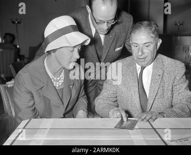 Sette milioni di fiorini all'aeroporto di Schiphol. Signora Boesman, Jhr. Six En Goodkind Data: 3 Agosto 1961 Luogo: Noord-Holland, Schiphol Parole Chiave: Postems Nome Personale: Jhr. Sei Foto Stock