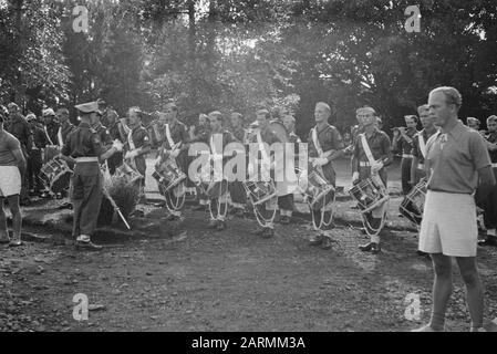 Due anni sotto le armi. Un certificato presentato al generale Dürst-Britt. Competizioni Sportive A Bandoeng [Celebration 2-Anniversary 7 December Division. Music Band] Data: 5 Maggio 1948 Luogo: Bandung, Indonesia, Dutch East Indies Foto Stock