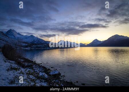 Paesaggi meravigliosi e riflessioni sull'acqua nella Norvegia settentrionale Foto Stock