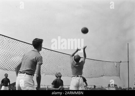 Due anni sotto le armi. Un certificato presentato al generale Dürst-Britt. Competizioni Sportive A Bandoeng [Celebration 2-Anniversary 7 December Division. Pallavolo Competition] Data: 5 Maggio 1948 Località: Bandung, Indonesia, Indie Orientali Olandesi Foto Stock