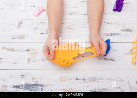 Bambina sculpts giocattolo di argilla. Concetto di istruzione. Foto Stock