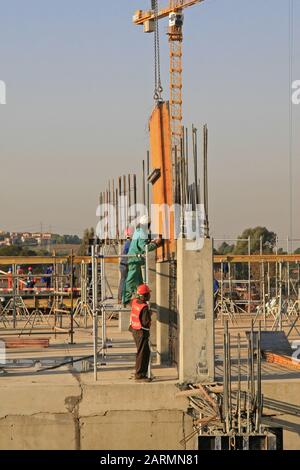 Il centro commerciale villa quando è iniziato con la costruzione durante la fase iniziale costruzione / costruzione nel 2009, Moreleta Park, Pretoria / Thswane, Gauteng, Sud Afr Foto Stock