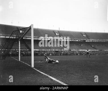 Feyenoord contro VVV. Data del momento del gioco: 10 Dicembre 1961 Parole Chiave: Sport, calcio Nome dell'istituzione: Feyenoord, Ufficio Turistico Foto Stock