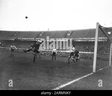 Feyenoord contro VVV. Data del momento del gioco: 10 Dicembre 1961 Parole Chiave: Sport, calcio Nome dell'istituzione: Feyenoord, Ufficio Turistico Foto Stock