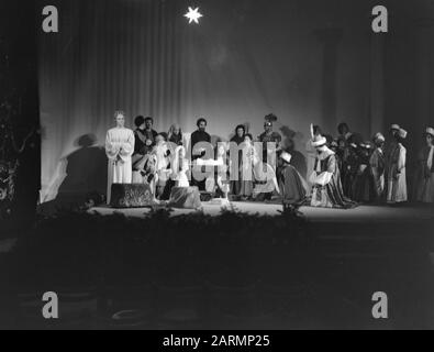 Prove generali della festa di Natale al Palazzo di Amsterdam. Principessa Irene (in abito bianco), Principessa Marijke, Margriet e Beatrix Data: 21 dicembre 1961 luogo: Amsterdam, Noord-Holland Parole Chiave: Festa di Natale, principesse, prove Nome personale: Beatrix, principessa, Irene, principessa, Margriet, principessa, Marijke Foto Stock