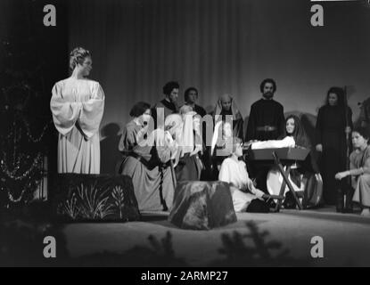 Prove generali della festa di Natale al Palazzo di Amsterdam. Principessa Irene (in abito bianco), Principessa Marijke, Margriet e Beatrix Data: 21 dicembre 1961 luogo: Amsterdam, Noord-Holland Parole Chiave: Festa di Natale, principesse, prove Nome personale: Beatrix, principessa, Irene, principessa, Margriet, principessa, Marijke Foto Stock