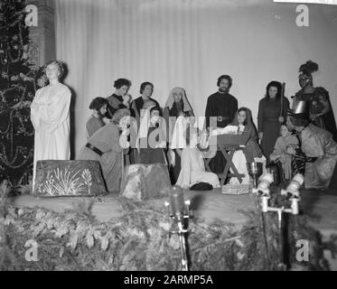 Prove generali della festa di Natale al Palazzo di Amsterdam. Principessa Irene (in abito bianco), Principessa Marijke, Margriet e Beatrix Data: 21 dicembre 1961 luogo: Amsterdam, Noord-Holland Parole Chiave: Festa di Natale, principesse, prove Nome personale: Beatrix, principessa, Irene, principessa, Margriet, principessa, Marijke Foto Stock