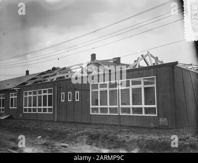 Stormschade Amsterdam, tetto di scuola di stoccaggio West Data: 23 Dicembre 1954 luogo: Amsterdam, Noord-Holland Parole Chiave: STORMSCHAGE, tetti Foto Stock