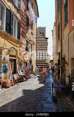 Via Vittorio Emanuele, Monterosso al Mare cinque Terre, strada che conduce alla baia, oltre la chiesa a strisce della Parrocchia di S. Giovanni Battista Foto Stock