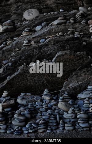 Stacking di ghiaia in una grotta oceanica cinque Terre, cinque villaggi della Riviera Italiana e patrimonio dell'umanità dell'UNESCO sul mare Mediterraneo Foto Stock