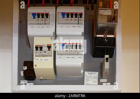 Una scheda di commutazione installata in una casa neozelandese con dispositivi di corrente residua Foto Stock