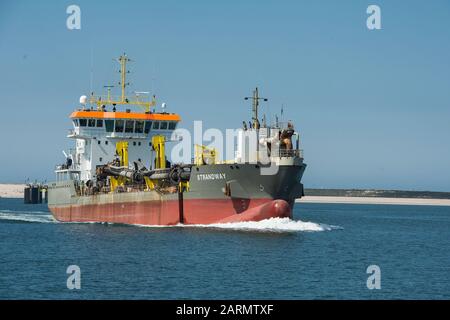 Rotterdam, Paesi Bassi - 30 luglio 3019: Dredger Strandway a tramoggia aspirante posteriore nel porto di Rotterdam Foto Stock