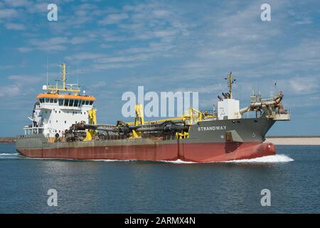 Rotterdam, Paesi Bassi - 30 luglio 3019: Dredger Strandway a tramoggia aspirante posteriore nel porto di Rotterdam Foto Stock