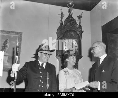 Tulip Queen of Albany Nancy B. Self and MR. J.C. van der Berg Data: 13 giugno 1962 Nome personale: Self, Nancy B., Tulip Queen Foto Stock