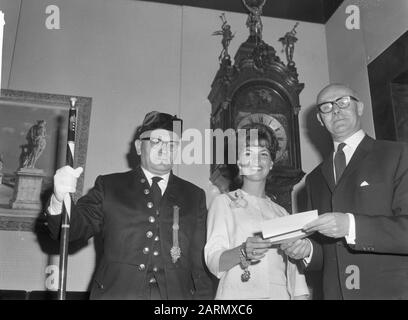 Tulip Queen of Albany Nancy B. Self and MR. J.C. van der Berg Data: 13 giugno 1962 Nome personale: Self, Nancy B., Tulip Queen Foto Stock