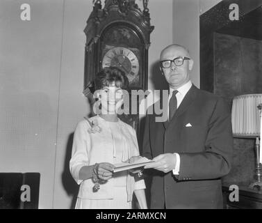 Tulip Queen of Albany Nancy B. Self and MR. J.C. van der Berg Data: 13 giugno 1962 Nome personale: Self, Nancy B., Tulip Queen Foto Stock