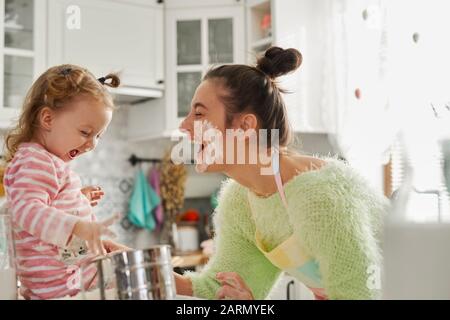Divertirsi con la farina in cucina Foto Stock