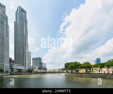 Singapore. Gennaio 2020. Il contrasto tra le case dei negozi lungo il fiume Singapore e i moderni grattacieli sullo sfondo Foto Stock