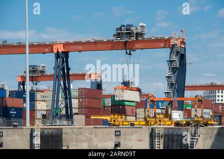 Rotterdam, Paesi Bassi - 30 luglio 3019: I container vengono spostati dopo essere stati sbarcati in un terminal container nel porto di Rotterdam Foto Stock