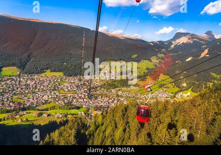 Veduta aerea di Ortisei o del villaggio montano di San Ulrich dalla funivia del Monte Seuc. Dolomiti, Alto Adige, Italia. Europa. Foto Stock