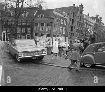 Registrazioni di film per il film la collana di diamanti. Sui ponti Reguliersgracht e Keizersgracht. Nicole Kari sul ponte Data: 10 aprile 1963 Località: Amsterdam, Noord-Holland Parole Chiave: BRUGEN, registrazioni cinematografiche Foto Stock