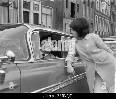 Registrazioni di film per il film la collana di diamanti. Scena tra i protagonisti Jan Teulings e Nicole Karin Data: 10 aprile 1963 Località: Amsterdam, Noord-Holland Parole Chiave: Scene, registrazioni cinematografiche, protagonisti Foto Stock