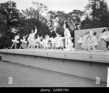 Vondelparkfeesten 1963 ha aperto con una performance di Het Nationale Ballet diretta da Sonia Gaskell, esecuzione della Ballet Suite e Blanc Data: 4 Giugno 1963 Località: Amsterdam, Noord-Holland Parole Chiave: Balletto, spettacoli Foto Stock