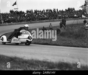 TT Assen 1963 TT ad Assen. La classe sidecar. Numero 1 Deubel met Hoerner (Germania) Data: 29 Giugno 1963 luogo: Axis Keywords: Motorsports, races Setting name: TT Foto Stock