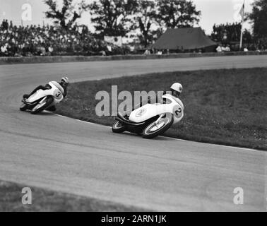 TT Assen 1963 TT ad Assen. La classe 500cc. John Hartle (headline), Behind Phil Read Date: June 29, 1963 Location: Axis Keywords: Motorsports, races Person name: Read, Phil Foto Stock