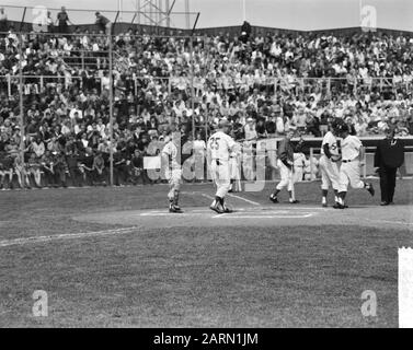 Haarlem Baseball Week. Momento di gioco tra Grand Rapids Sullivans contro England Spartans 13-6. Momento di gioco Data: 3 luglio 1963 luogo: Haarlem Parole Chiave: Baseball, sport Nome istituto: Sullivans Foto Stock