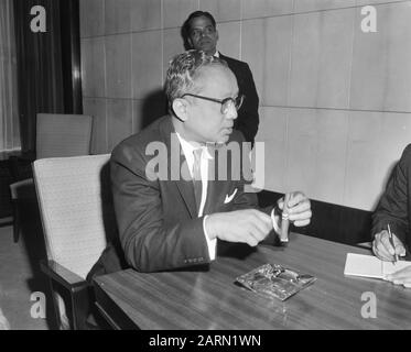 Segretario Generale der VN Oe Tant passando per Mosca a Schiphol durante la conferenza stampa Data: 4 agosto 1963 Parole Chiave: Conferenze stampa Foto Stock