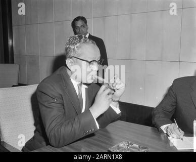 Segretario Generale der VN Oe Tant passando per Mosca a Schiphol durante la conferenza stampa Data: 4 agosto 1963 Parole Chiave: Conferenze stampa Foto Stock