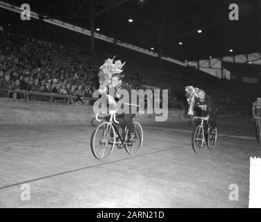 Campionati Mondiali Di Ciclismo Revanches Nello Stadio Olimpico. Ciclisti onorari, tra cui Jan Derksen Data: 12 August 1963 Località: Amsterdam, Noord-Holland Parole Chiave: Tributi, sport, ciclismo Foto Stock