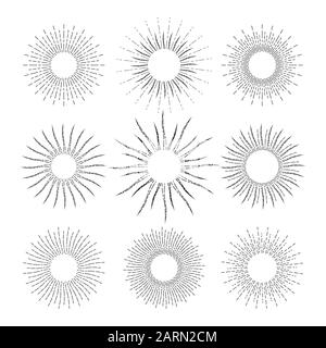 Set di disegni lineari di raggi solari in stile vintage. Sunburst isolato su sfondo bianco. Simboli stilizzati retro del sole. Raccolta di luce solare Illustrazione Vettoriale