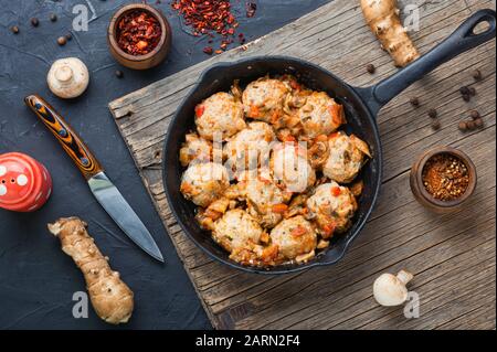 Polpette di carne al vapore con pollo tritato e topinambur. Cotolette Fatte In Casa Foto Stock