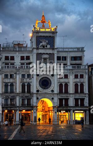 Vista notturna della Torre dell'Orologio di San Marco in Piazza San Marco, Piazza San Marco, Venezia, Italia Foto Stock