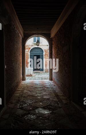 Venezia in un inverno freddo a dicembre fuori dai sentieri turistici battuti, angoli nascosti - bellezza nascosta Foto Stock
